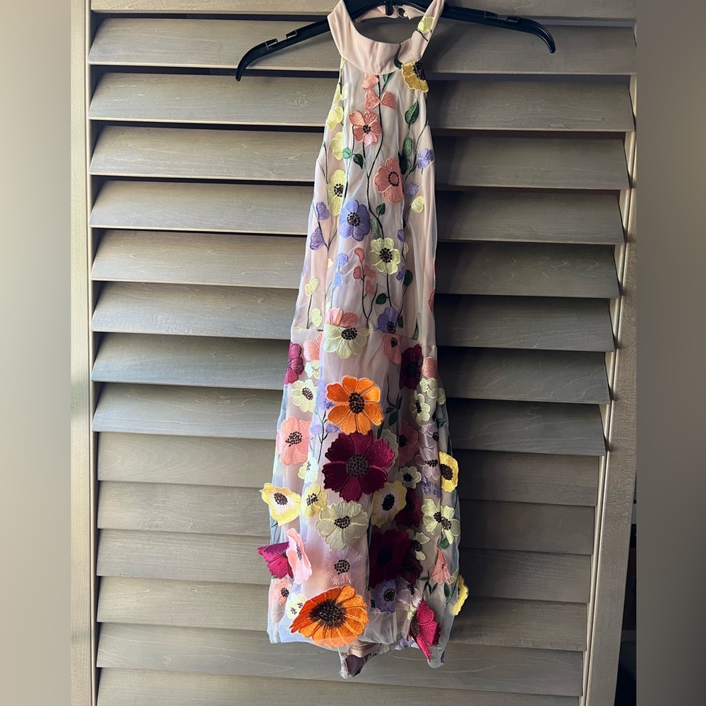 I am selling this gorgeous dress, never worn before.